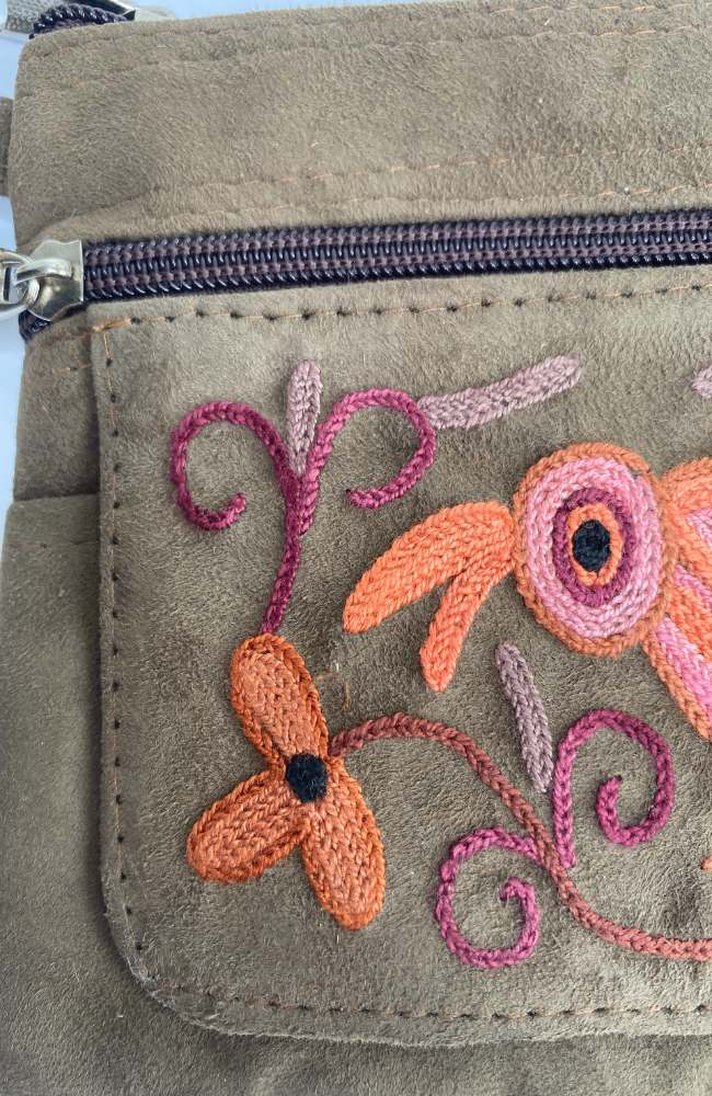 Dames polstas suède leer - bruine damestas met handgeborduurd bloemenpatroon in oranje - Afbeelding 5
